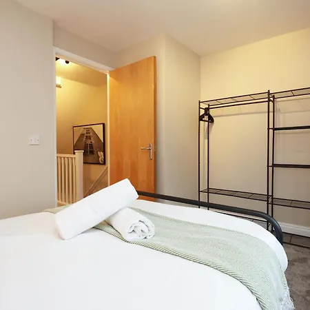 Cosy Townhouse - Free Parking - Sleeps 6 - By Ekliving Partners *