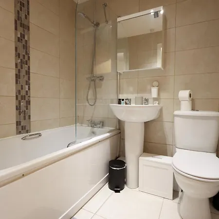 Cosy Townhouse - Free Parking - Sleeps 6 - By Ekliving Partners *