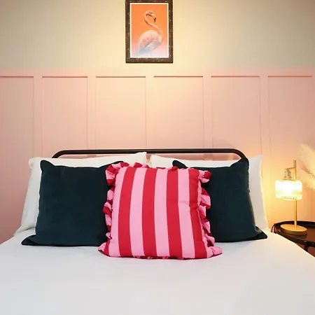 Cosy Townhouse - Free Parking - Sleeps 6 - By Ekliving Partners Bristol