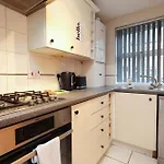 Cosy Townhouse - Free Parking - Sleeps 6 - By Ekliving Partners アパート *