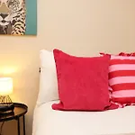 Cosy Townhouse - Free Parking - Sleeps 6 - By Ekliving Partners *