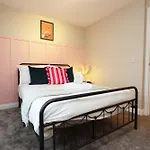 Cosy Townhouse - Free Parking - Sleeps 6 - By Ekliving Partners *
