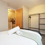 Cosy Townhouse - Free Parking - Sleeps 6 - By Ekliving Partners *