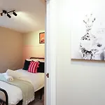 Cosy Townhouse - Free Parking - Sleeps 6 - By Ekliving Partners アパート ブリストル