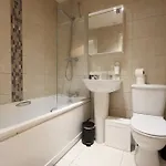 Cosy Townhouse - Free Parking - Sleeps 6 - By Ekliving Partners *