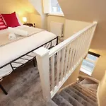 Cosy Townhouse - Free Parking - Sleeps 6 - By Ekliving Partners *