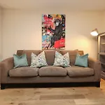 Cosy Townhouse - Free Parking - Sleeps 6 - By Ekliving Partners アパート ブリストル