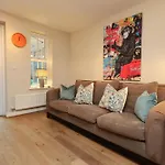 Cosy Townhouse - Free Parking - Sleeps 6 - By Ekliving Partners アパート *