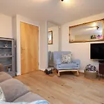 Cosy Townhouse - Free Parking - Sleeps 6 - By Ekliving Partners アパート