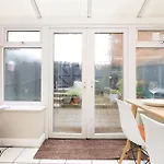 Cosy Townhouse - Free Parking - Sleeps 6 - By Ekliving Partners *
