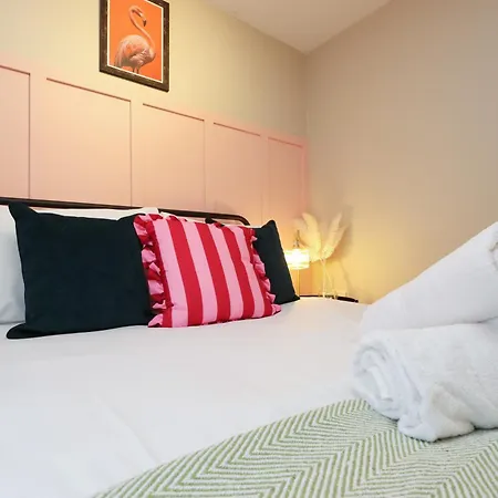 Cosy Townhouse - Free Parking - Sleeps 6 - By Ekliving Partners Apartment *