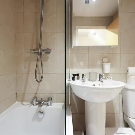 Cosy Townhouse - Free Parking - Sleeps 6 - By Ekliving Partners Apartament