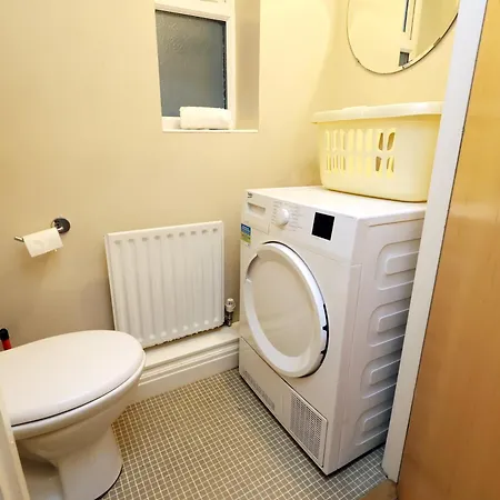 Cosy Townhouse - Free Parking - Sleeps 6 - By Ekliving Partners Bristol