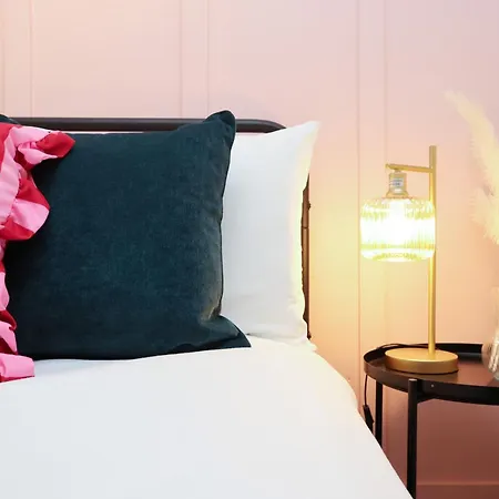Cosy Townhouse - Free Parking - Sleeps 6 - By Ekliving Partners דירה