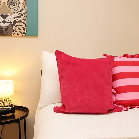 Cosy Townhouse - Free Parking - Sleeps 6 - By Ekliving Partners *