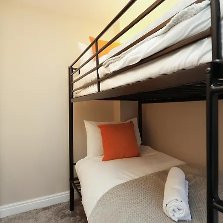 Cosy Townhouse - Free Parking - Sleeps 6 - By Ekliving Partners דירה *