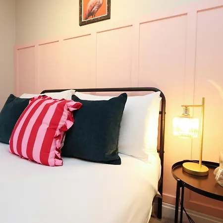 Cosy Townhouse - Free Parking - Sleeps 6 - By Ekliving Partners דירה *