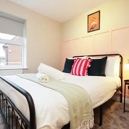 Cosy Townhouse - Free Parking - Sleeps 6 - By Ekliving Partners Bristol