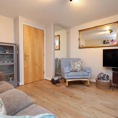 Cosy Townhouse - Free Parking - Sleeps 6 - By Ekliving Partners דירה