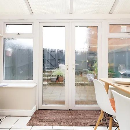 Cosy Townhouse - Free Parking - Sleeps 6 - By Ekliving Partners *
