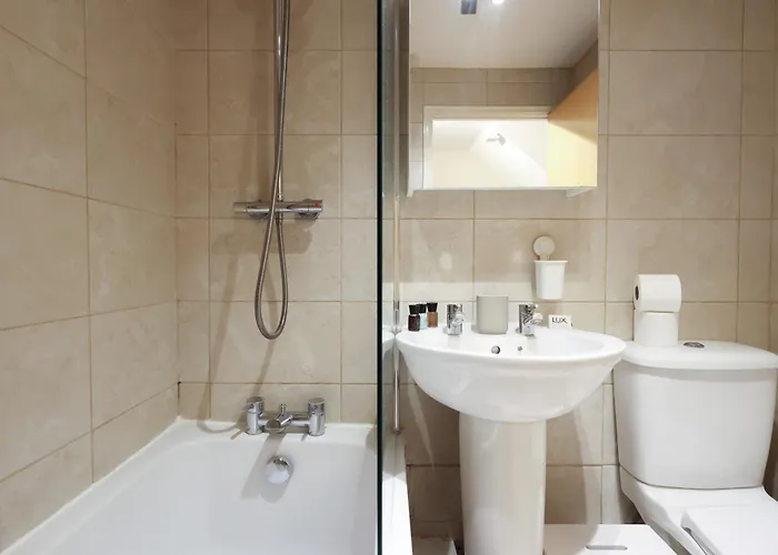 Cosy Townhouse - Free Parking - Sleeps 6 - By Ekliving Partners Apartament