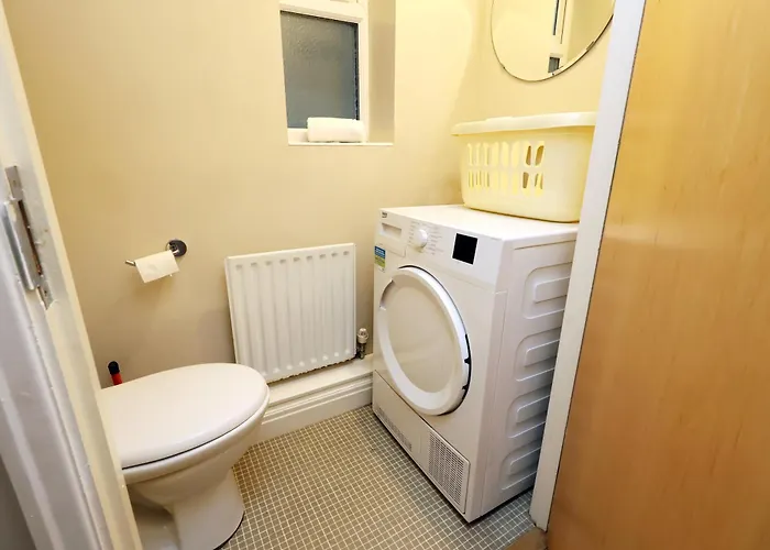 Cosy Townhouse - Free Parking - Sleeps 6 - By Ekliving Partners Bristol