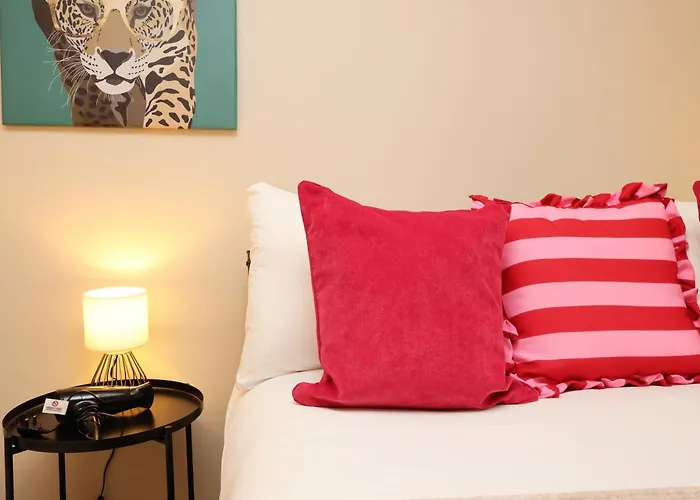 Cosy Townhouse - Free Parking - Sleeps 6 - By Ekliving Partners *