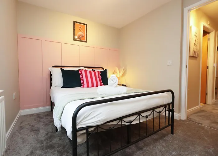 Cosy Townhouse - Free Parking - Sleeps 6 - By Ekliving Partners *