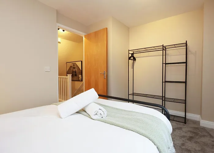 Cosy Townhouse - Free Parking - Sleeps 6 - By Ekliving Partners *