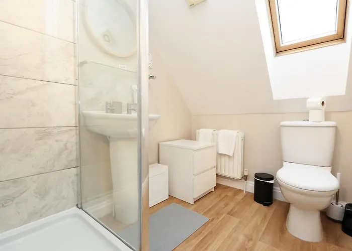 Cosy Townhouse - Free Parking - Sleeps 6 - By Ekliving Partners Bristol