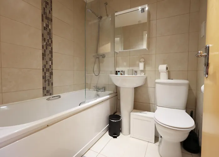 Cosy Townhouse - Free Parking - Sleeps 6 - By Ekliving Partners *