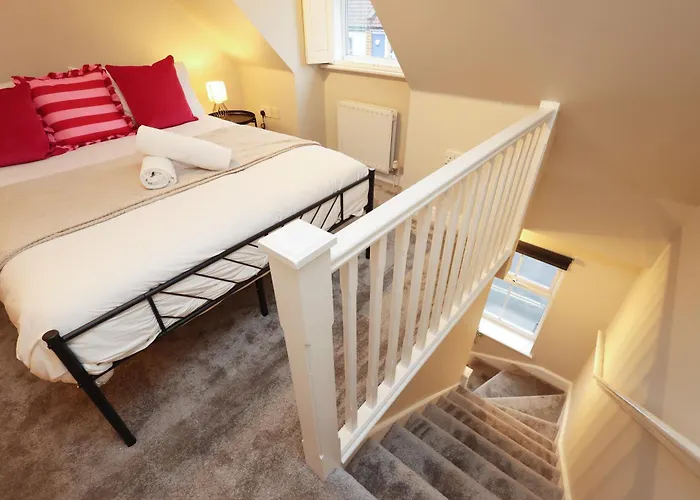 Cosy Townhouse - Free Parking - Sleeps 6 - By Ekliving Partners *