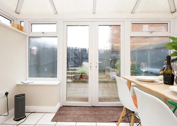 Cosy Townhouse - Free Parking - Sleeps 6 - By Ekliving Partners *