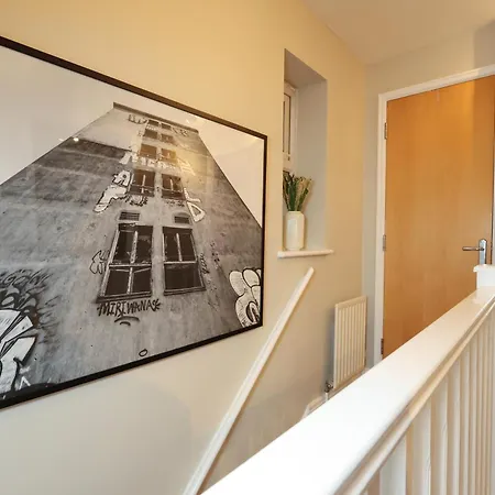 Cosy Townhouse - Free Parking - Sleeps 6 - By Ekliving Partners Bristol