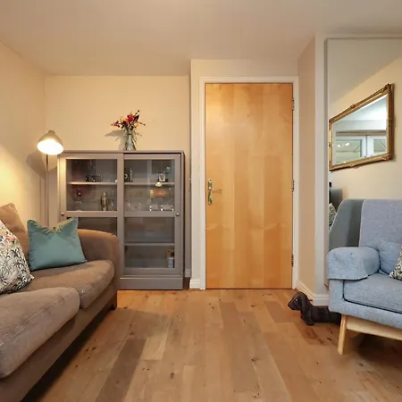 Apartment Cosy Townhouse - Free Parking - Sleeps 6 - By Ekliving Partners