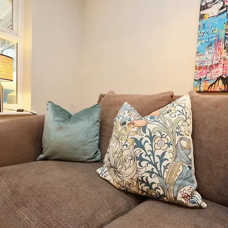 Apartment Cosy Townhouse - Free Parking - Sleeps 6 - By Ekliving Partners *