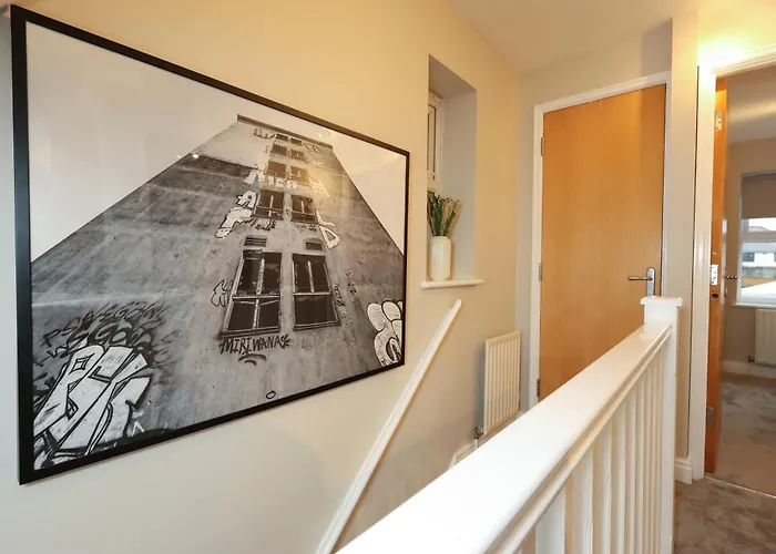 Cosy Townhouse - Free Parking - Sleeps 6 - By Ekliving Partners Bristol