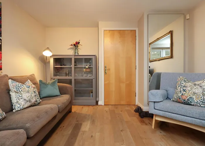 Lägenhet Cosy Townhouse - Free Parking - Sleeps 6 - By Ekliving Partners